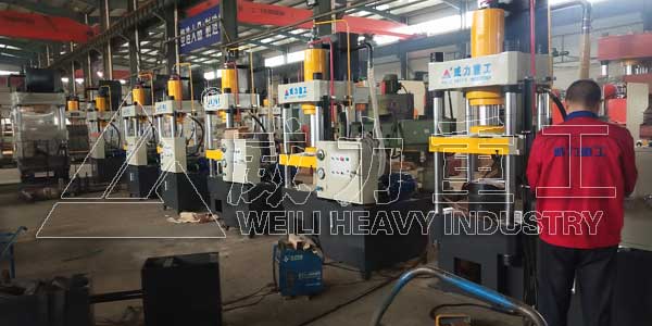 100噸四柱液壓機(jī)又稱100噸四柱油壓機(jī)，100噸四柱壓力機(jī)
