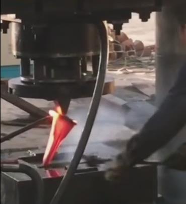 客戶沖壓加工挖掘機(jī)斗齒現(xiàn)場
