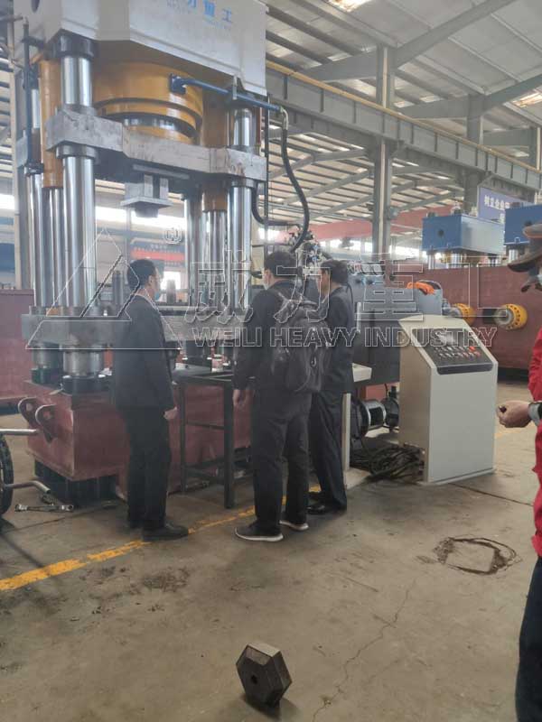 1000噸啞鈴成型液壓機(jī)的試機(jī)現(xiàn)場